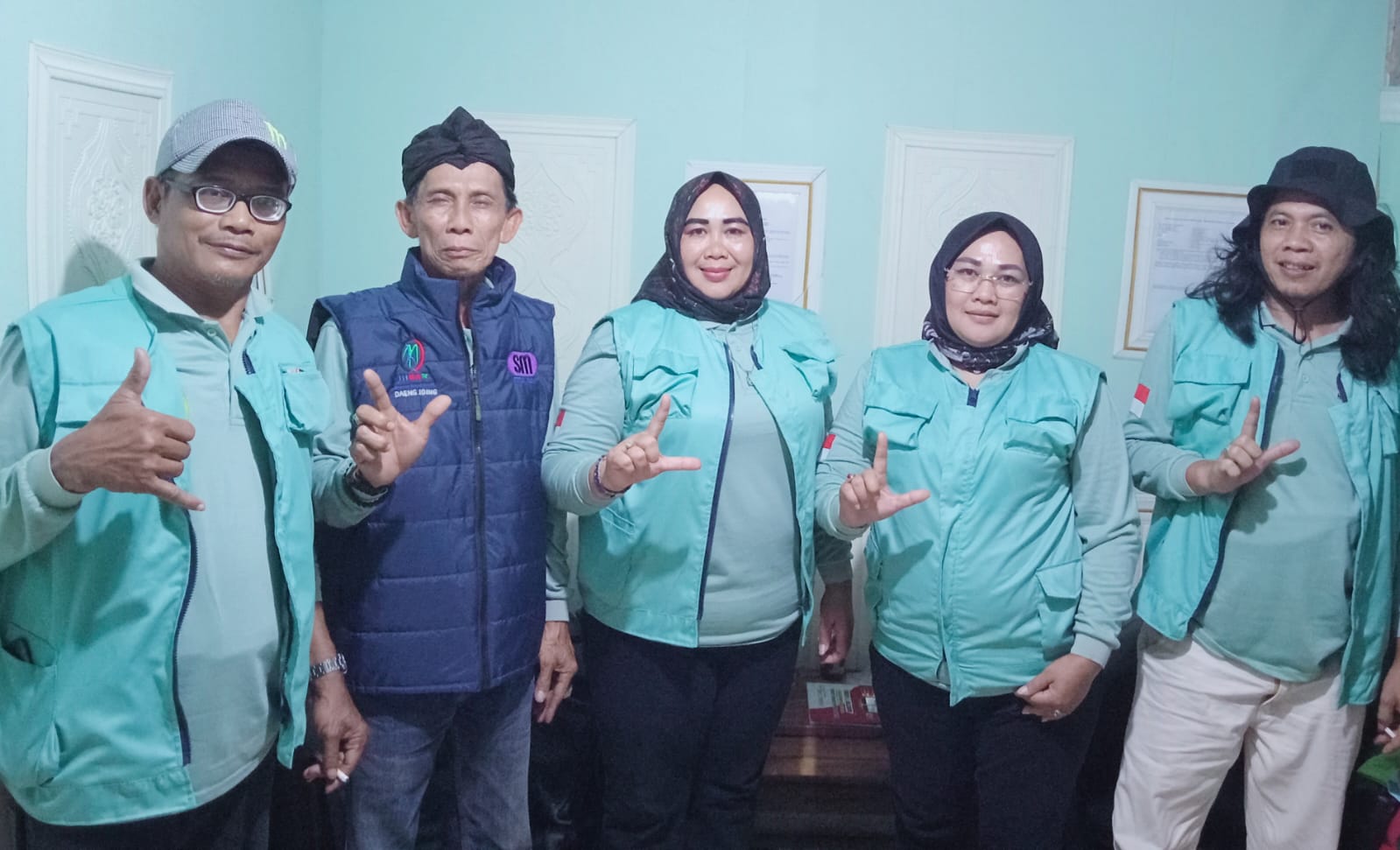 Tokoh Masyarakat Pasir Jaya Bersama Rt / Rw Bersama Terjun Langsung Penanaman Pohon Dilokasi Kaki Gunung Salak yang Rawan Longsor