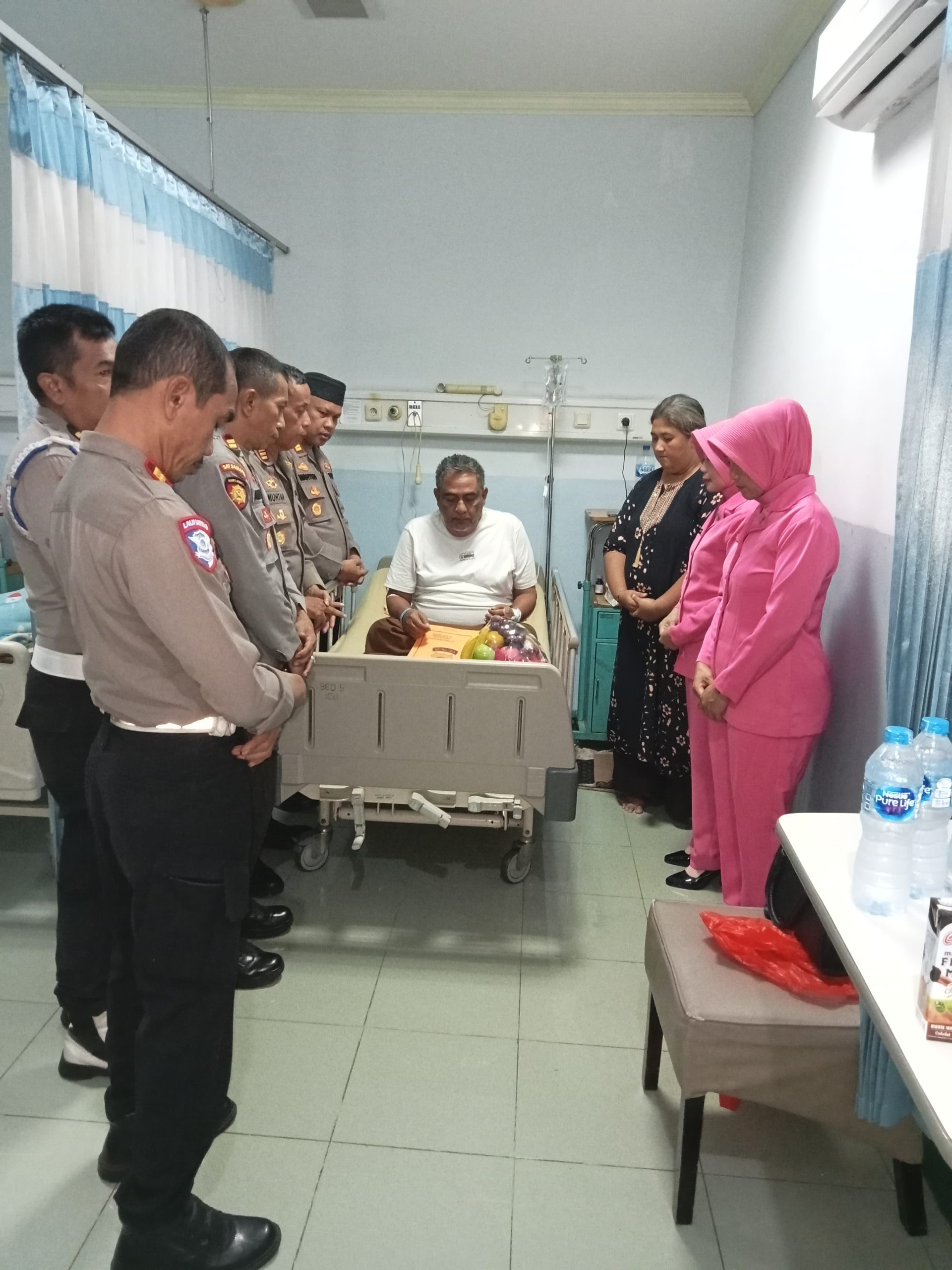 Peduli dan Empati, Kapolsek Bekasi Barat Jenguk Anggota yang Sakit