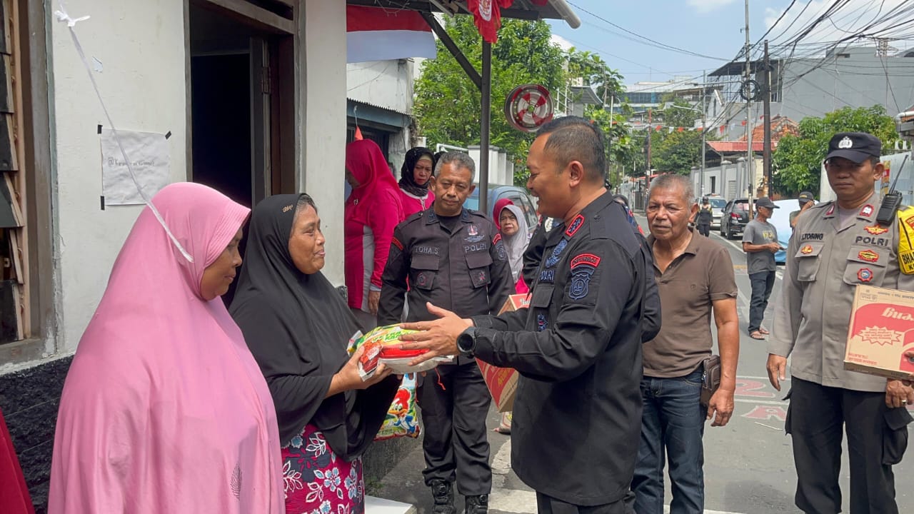 Salurkan Bantuan Sembako Pasca Kerusuhan