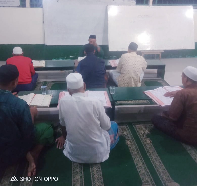 “Belajar Alquran di Usia Menua: Semangat Bapak-Bapak di Masjid Al-Muhajirin”