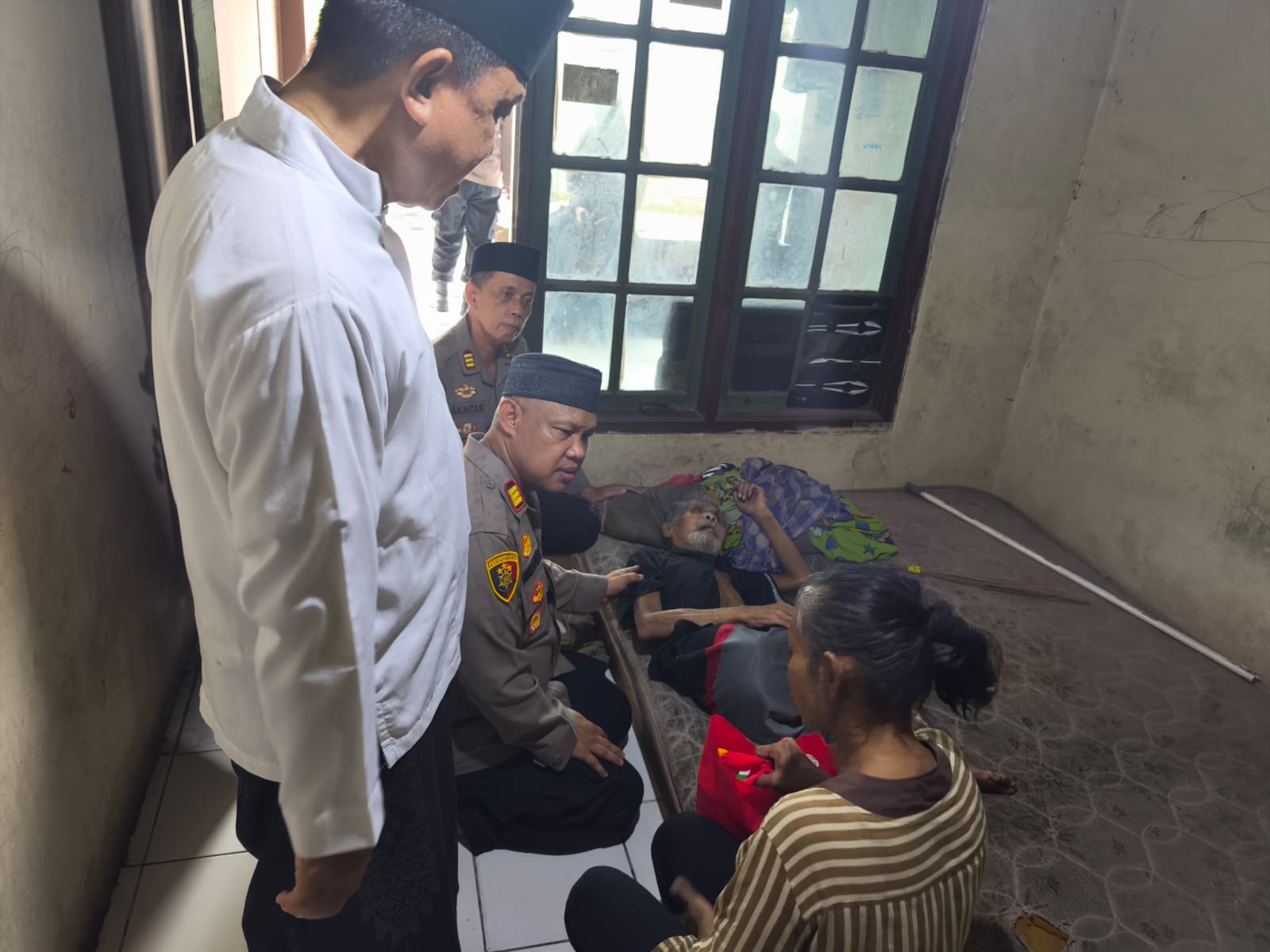 Berbagi dan Empati, Kapolsek Bekasi Barat Kunjungi Warga Sakit Lumpuh