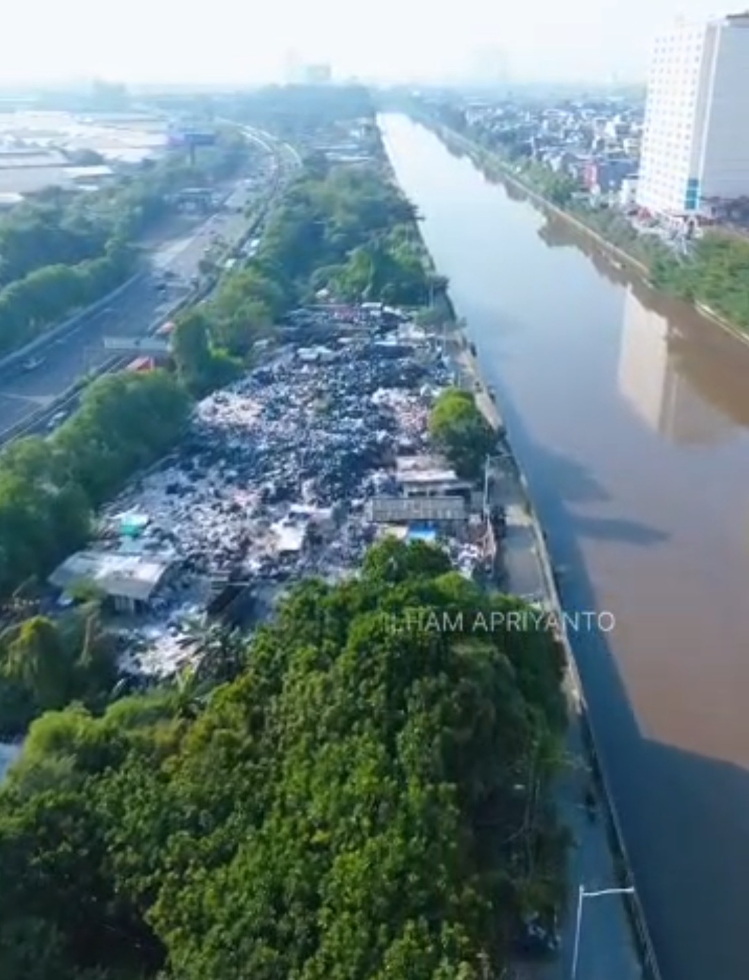 Warga Keluhkan Pembiaran TPS Liar di Kali Hutan Penjaringan: Desak Dinas Terkait Bertindak Nyata