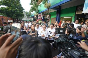 Mendag Busan Dampingi Menko Pangan ke Pasar Palmerah,  Pastikan Stabilitas Harga dan Ketersediaan Bapok