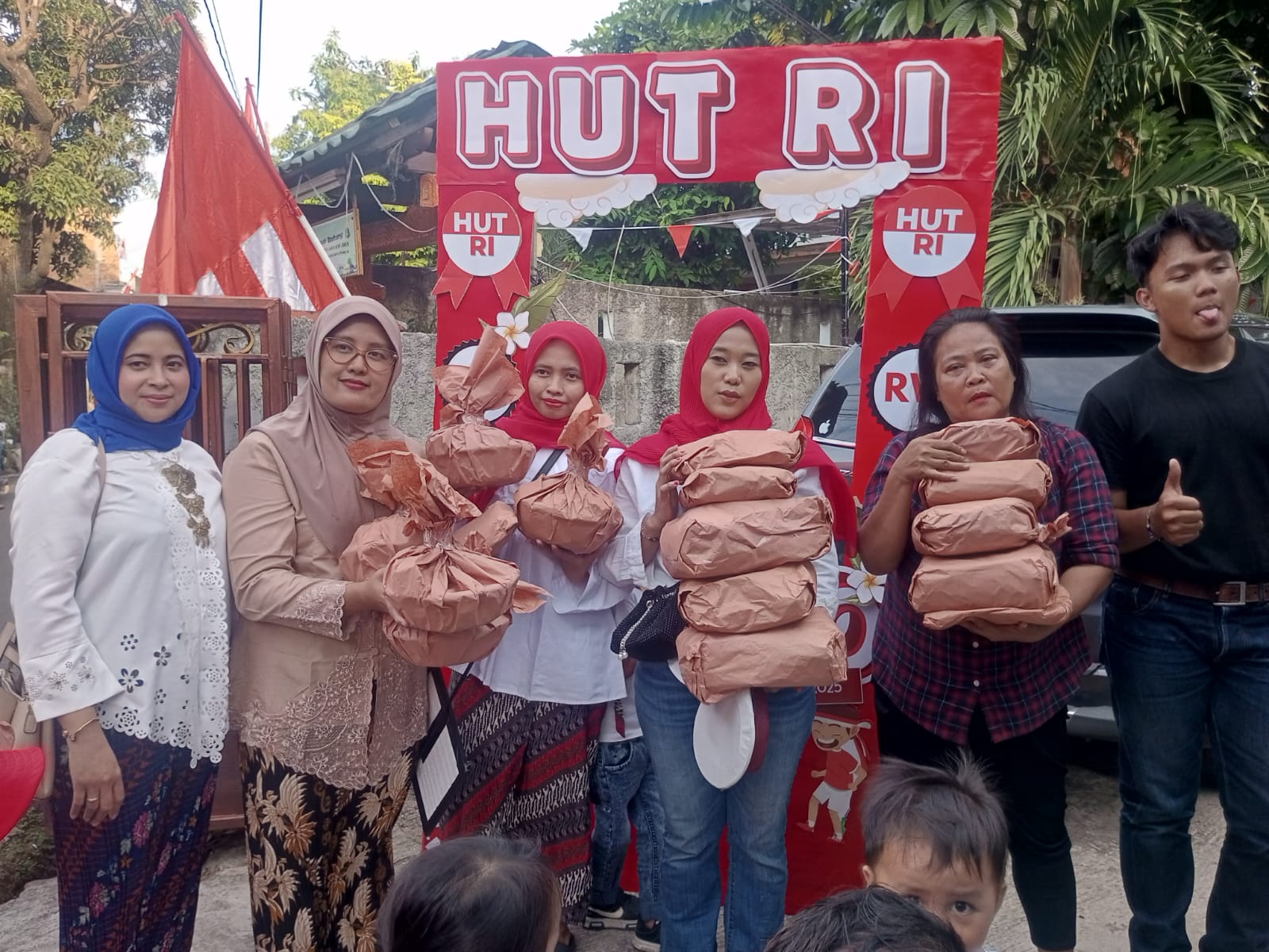 ANTUSIAS WARGA PERKAMPUNGAN MADANI DALAM MENYAMBUT HUT RI KE 80 DI KAMPUNG BULAK KLENDER