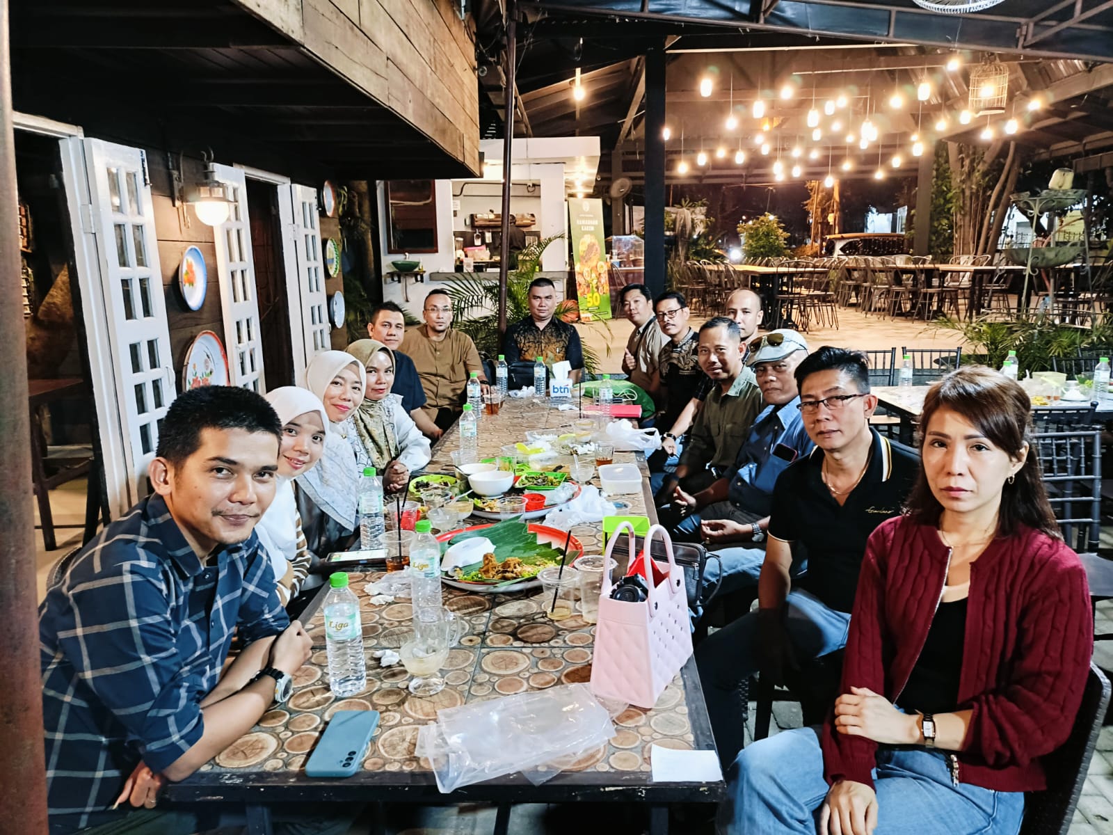 Penuh Kemesraan Mahasiswa Fakultas Hukum Universitas Battuta Angkatan 22 Menggelar Acara Berbuka Puasa Bersama Dekan Dan Dosen 