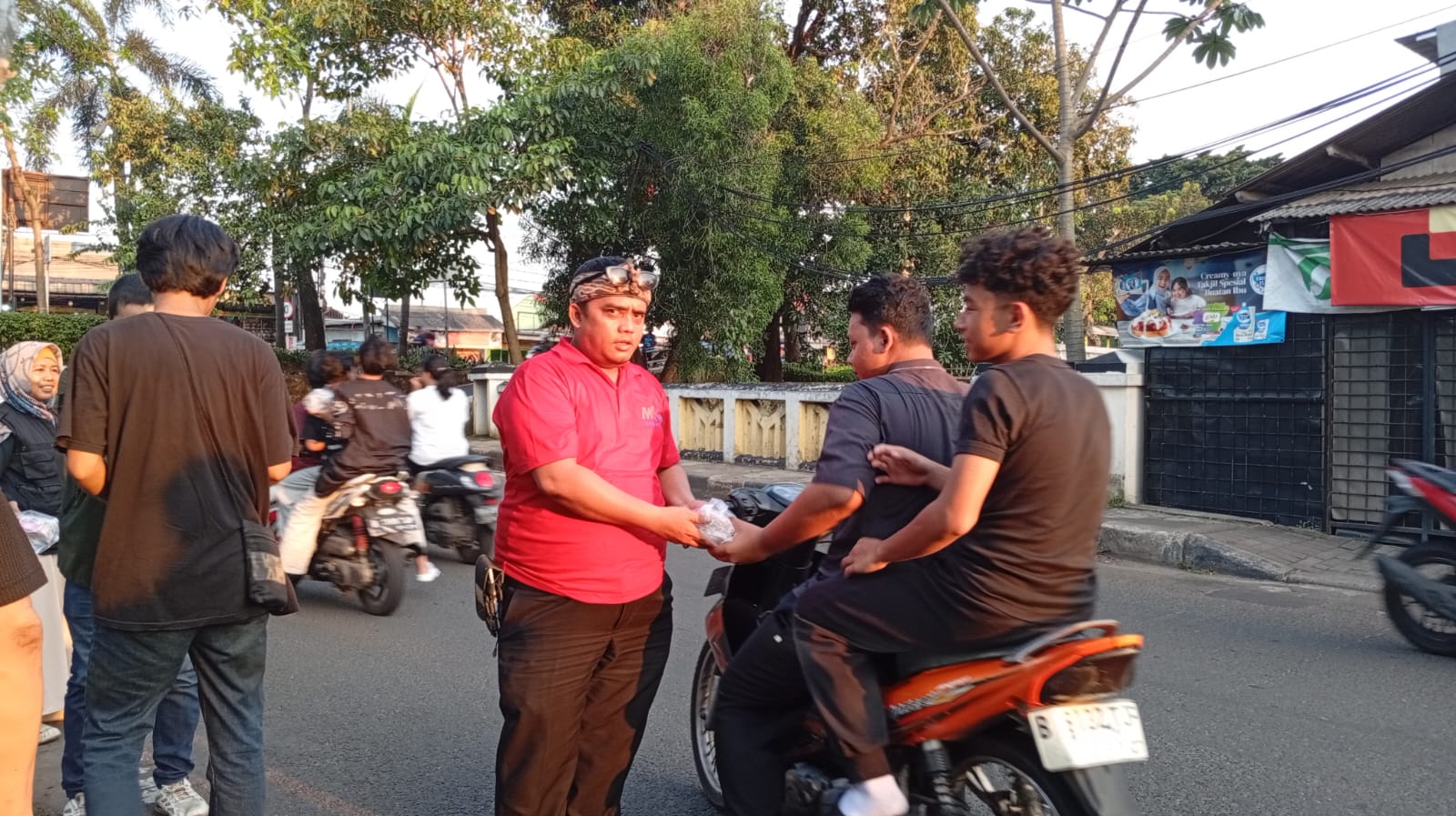 Ramadan Penuh Kepedulian, MIO Indonesia DKI Jakarta Bagikan Takjil untuk Pengendara