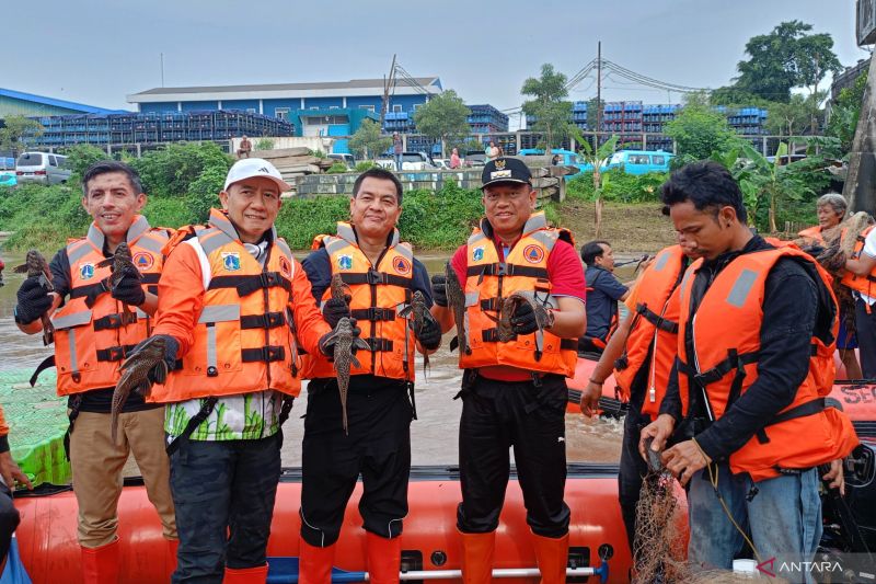 Pemkot Jaktim Gelar Operasi Serentak Tangkap Ikan Sapu-Sapu di 10 Kecamatan