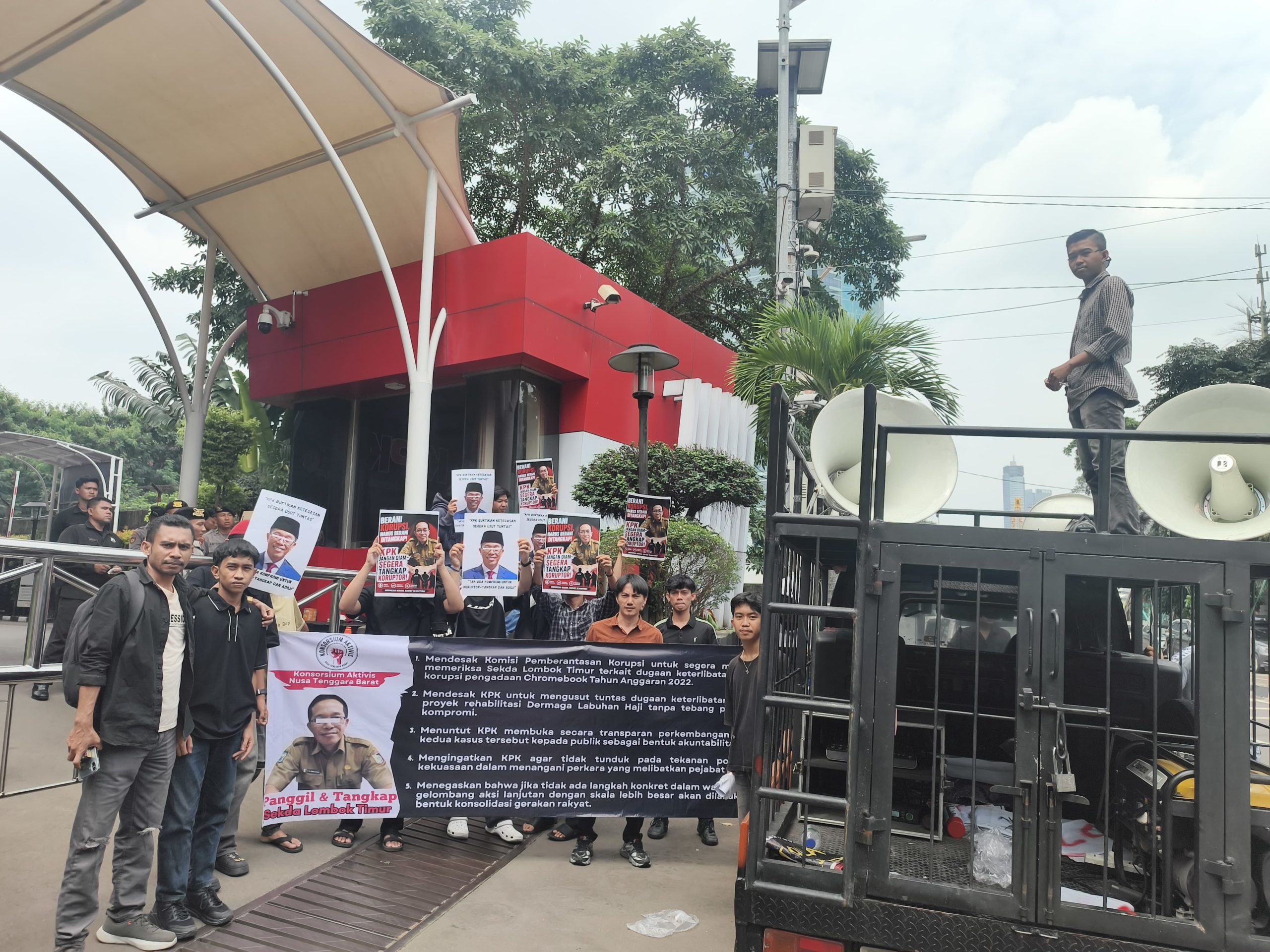 Buntut Korupsi Chromebook, Konsorsium Aktivis NTB Gelar Aksi didepan KPK Desak Usut Dugaan Keterlibatan Sekda Lotim