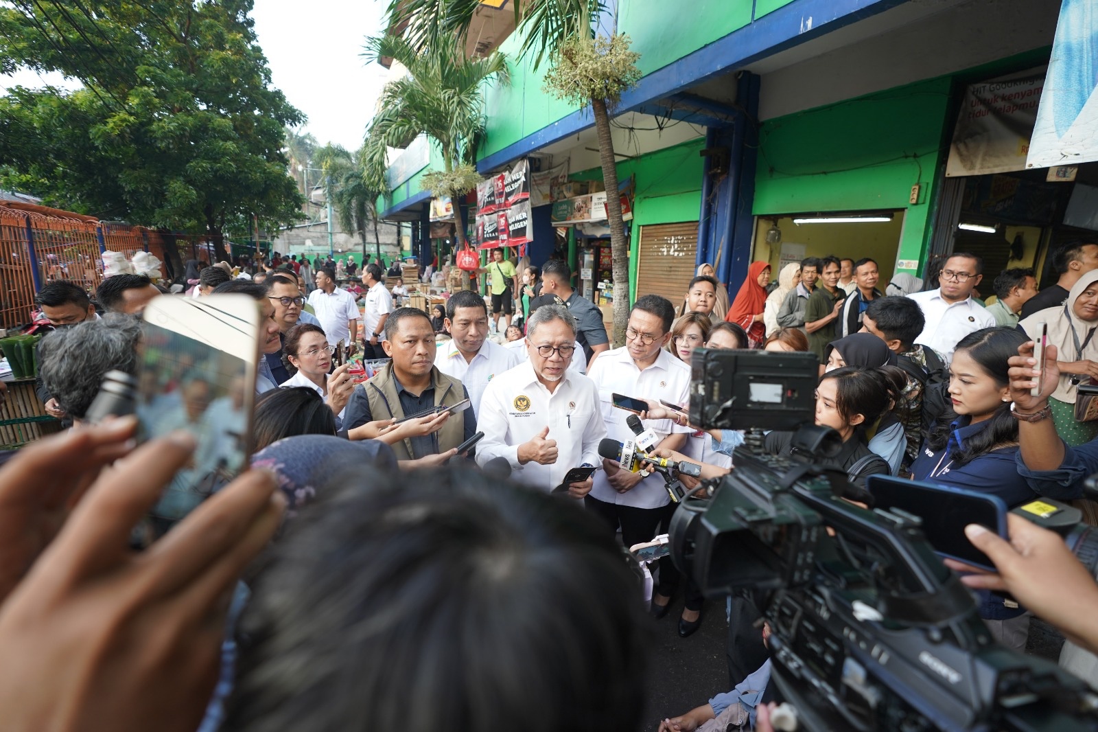 Mendag Busan Dampingi Menko Pangan ke Pasar Palmerah,  Pastikan Stabilitas Harga dan Ketersediaan Bapok